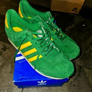 Size 12 Celtic Green Men's Adidas Detroits. Gently used, pristine condition